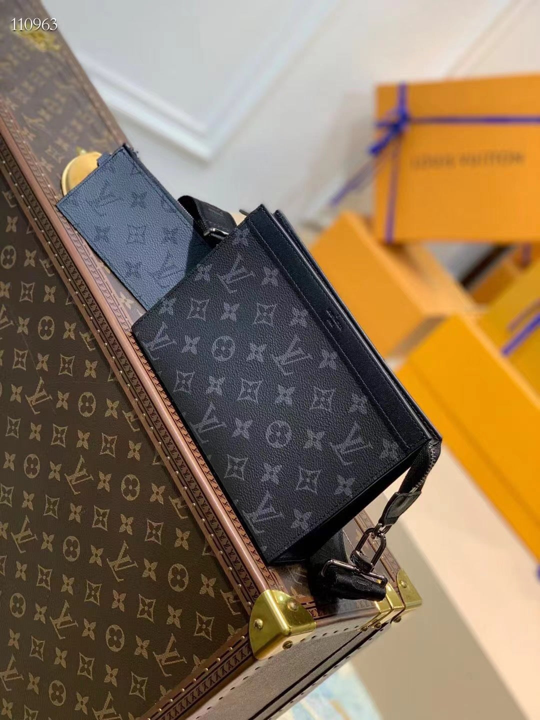 LV Gaston Wearable Wallet