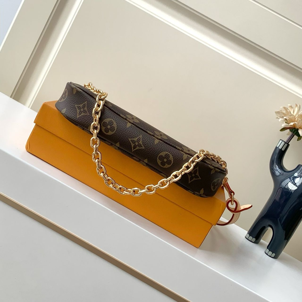 Lv Pochette