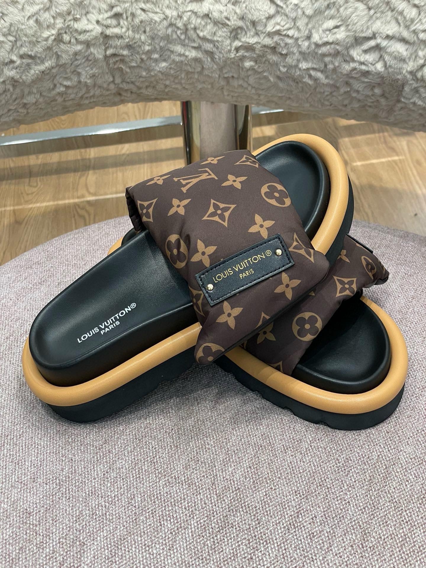LV Ladies Slides
