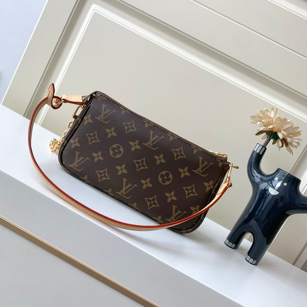 Lv Pochette