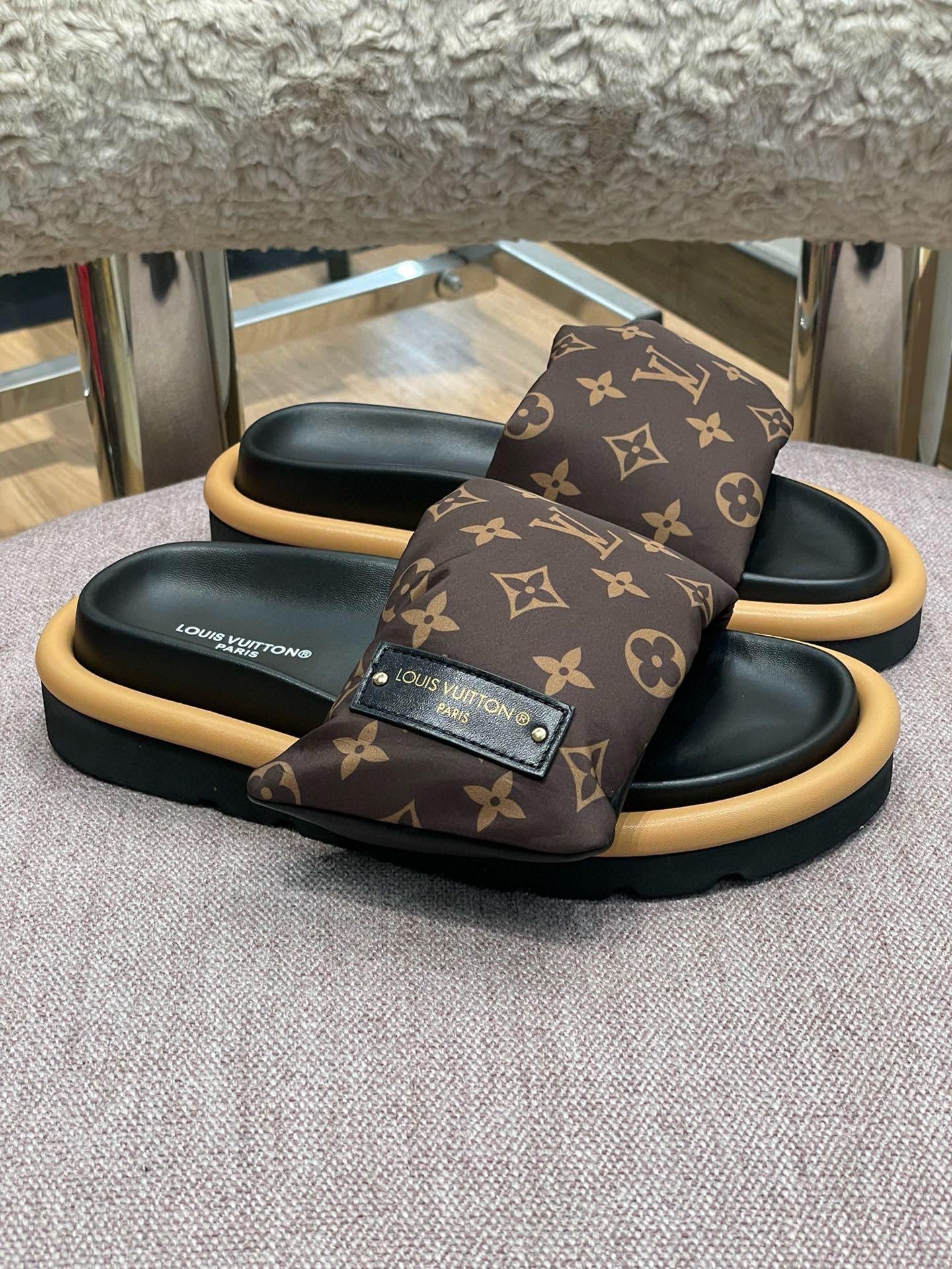 LV Ladies Slides