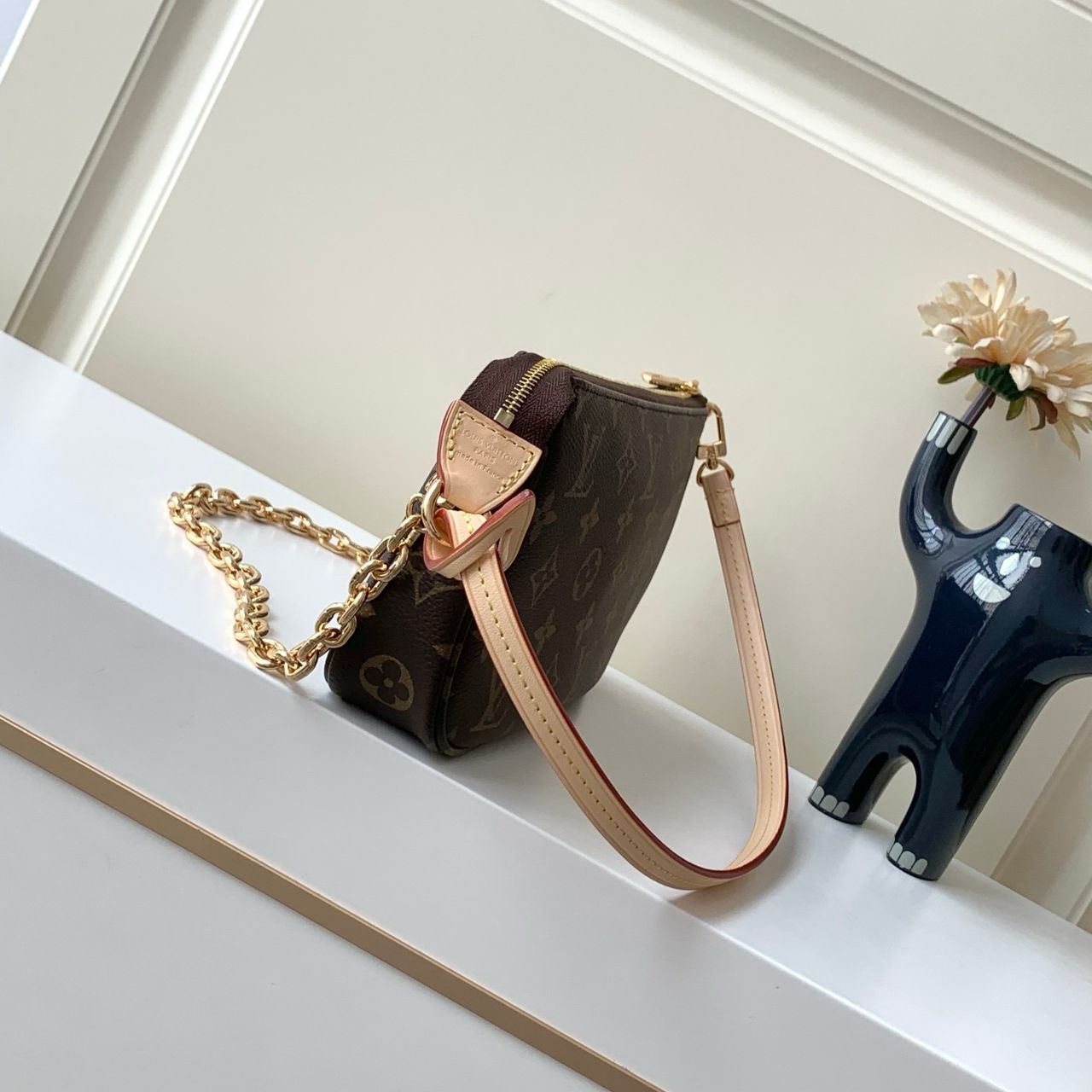 Lv Pochette