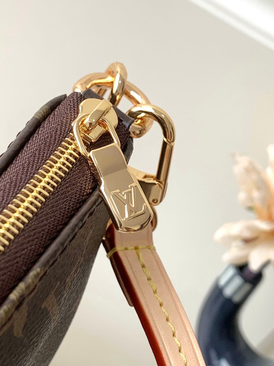 Lv Pochette